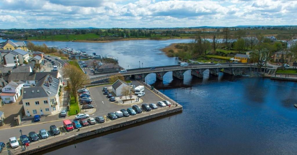 24 Beds In Carrick On Shannon Eksteriør billede